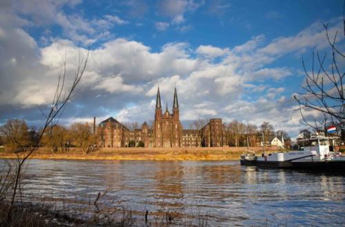 Steyl an der Maas, Kirche und Fähre in der Abendsonne 05.03.2019