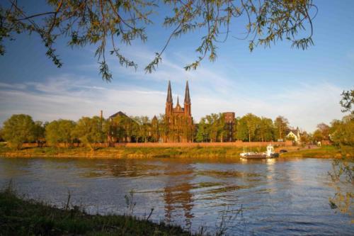 Steyler Kirche und die Maas-Fähre im Abendlicht, 18.04.2019