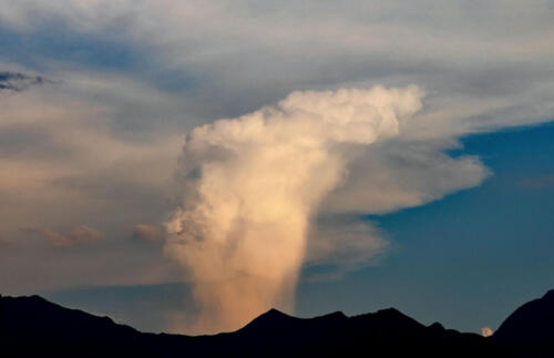 Regentaugliche Wolke über den Bergen 20.07.2022