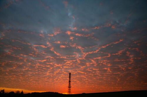 Glühender Wolkenteppich mit Turm 28.11.2020