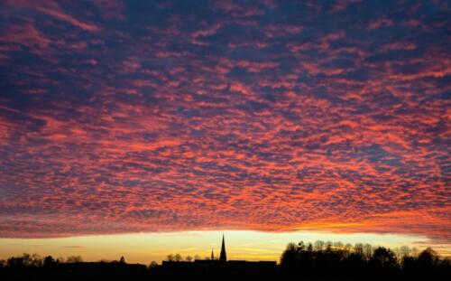 Roter Wolkenteppich über der Kirche 07.02.2022