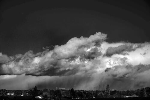 Schwerer Regen unter blauem Himmel 05.04.2021